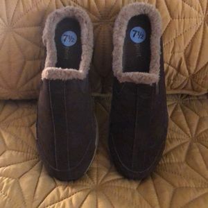 EASY Spirit Traveltime Eco Clogs. Furry trim.